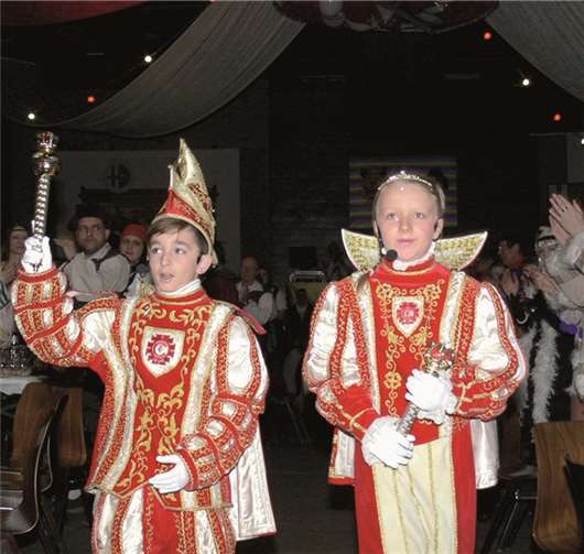 Das Cochemer Kinderprinzenpaar wurde per Narrhalla-Marsch und vom Applaus der Narren zur CKG-Bühne begleitet.