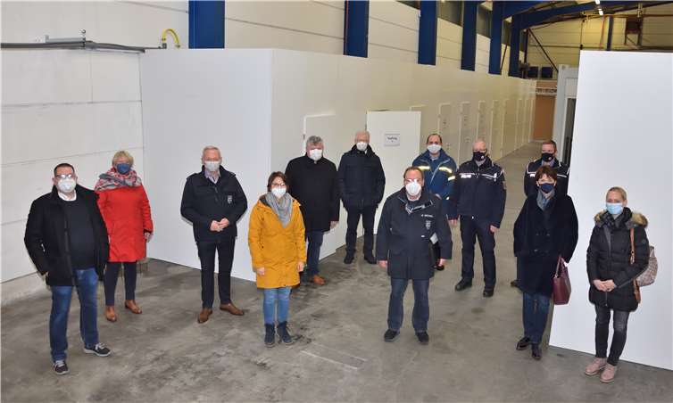 Das Corona-Impfzentrum für den Landkreis Neuwied steht und ist funktionsbereit. Wie geplant konnte Landrat Achim Hallerbach pünktlich zum 15. Dezember gemeinsam mit Kreisimpfkoordinator Werner Böcking und weiteren Mitwirkenden das Zentrum im Gewerbegebiet Oberhonnefeld-Gierend dem Kreisvorstand vorstellen.