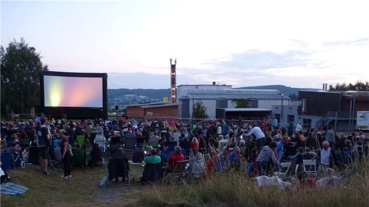 Das Corso Kino Mayen und die VG Mayen (Kreissparkasse Mayen, Mayen Am Wochenende, MHT, Stadt Mayen und WochenSpiegel) präsentierten kürzlich zwei tolle Kinoabende unter freiem Himmel. Rund 600 Besucher pilgerten zum Mayener Grubenfeld um sich freitags „Das Leben ist ein Fest“ und samstags „Paddington 2“ anzusehen. Die Resonanz – insbesondere am Freitag – war sehr positiv. Die Besucher verbrachten nach eigener Aussage einen „phantastischen Abend“ und lobten die tolle Atmosphäre auf dem Gelände. Das bunt gemischte Publikum am Samstag – es reichte von Familien mit Kindern über Paare bis hin zu größeren Gruppen auch ohne Kinder – nutzte das Gelände auch bereits vor Filmbeginn um zu picknicken und zu spielen und sich dann bestens von „Paddington 2“ unterhalten zu lassen. Für das leibliche Wohl der Kino-Besucher war dank der Mayener Bogenschützen und ‚Einfach Stark. Der INBiss‘ auch wieder gesorgt.Anja Steffens/Stadt MayenPressemitteilung der Stadtverwaltung Mayen