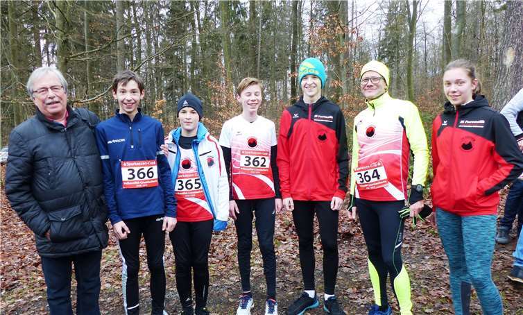 Das Crosslaufteam: Trainer Rudi Fix (v.li.n.re.), Tim Fuhrmann, Mathis Mohr, Phil Nockelmann, Luca Savioli, Markus Nockelmann und Sarah Gräf. privat