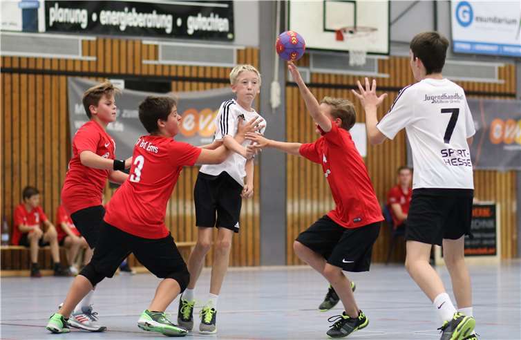 Das D-Jugend-Team (weiße Trikots) im Spiel gegen Mendig.privat