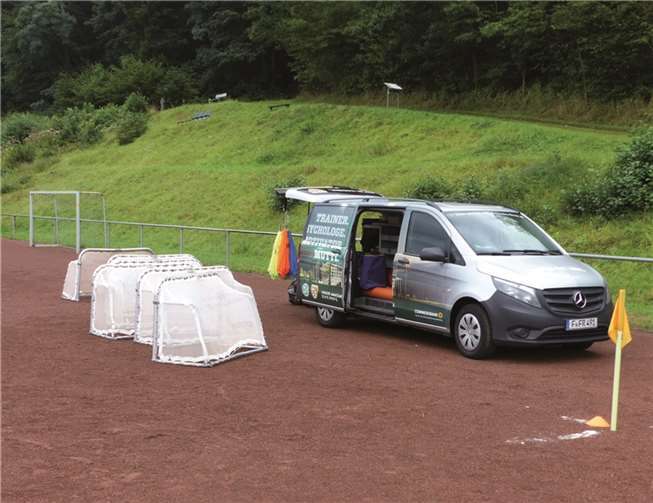 Das DFB-Mobil auf dem Sportplatz in Lehmen. privat