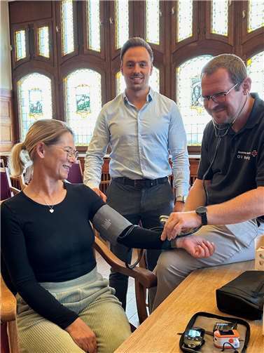Das DRK Mendig bot im Rahmen des Gesundheitstages eine Blutdruck- und Blutzuckermessung an. Die Organisatorin des Gesundheitstages, Caroline Hamann, und der Büroleiter der VG-Verwaltung Mendig, Fabian Schneider, nutzten das Angebot auch.  Foto: Stefan Pauly/VG-Verwaltung Mendig