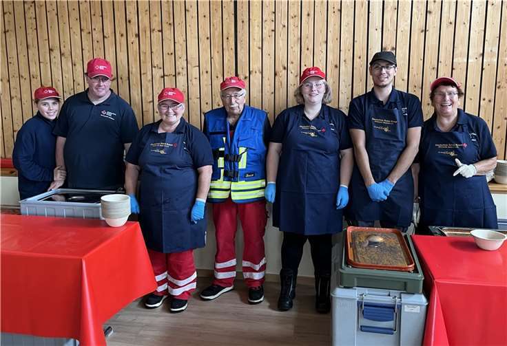 Das DRK-Verpflegungsteam rund um Bernd Schricker (Mitte) heimste für seine Bolognese-Sauce und die Nudeln viel Lob ein.  Foto: Astrid Zens / DRK-Kreisverband Ahrweiler e.V.