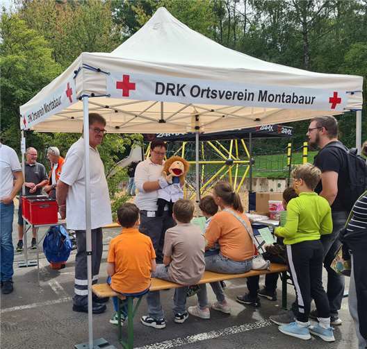 Familientag am Quendelberg begeistert Groß und Klein Das DRK brachte den Jüngsten wichtige Grundlagen der Ersten Hilfe näher.