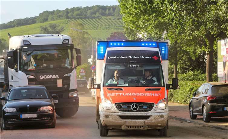 Das DRK im Kreis Ahrweiler hat bereits seit dem dritten Tag nach der Hochwasserkatastrophe bis auf weiteres ein Sonderkontingent an Rettungsmitteln bei seinen DRK-Ortsvereinen im Dienst, um die gesetzlichen Grundlagen in gewohnter Qualität zu gewährleisten. Fotos: Thorsten Trütgen