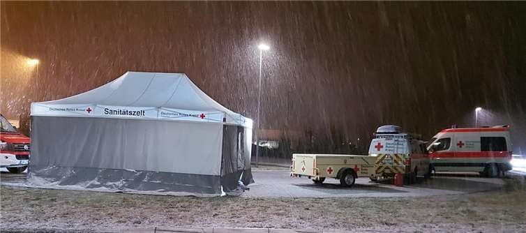 Das DRK war ebenfalls mit vor Ort und hatte ein Zelt ufgebaut.Fotos: Feuerwehr und DRK