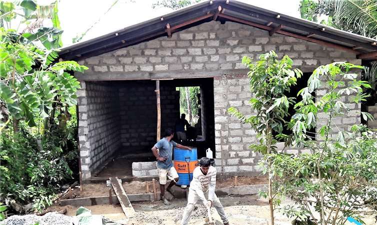 Das Dach ist fertig. Als nächstes kommt die Elektro-Installation.