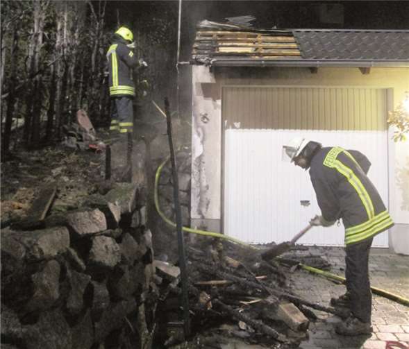 Das Dach wird auf Glutnester untersucht. Feuerwehr Adenau