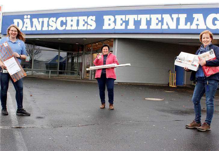 Die Waren füllten einen ganzen Transporter  Das Dänische Bettenlager in Heiligenroth unterstützt den Caritas-Anziehpunkt Montabaur mit einer großzügigen Sachspende. Fürs Foto präsentierten Filialleiterin Dorren Noll (links) und Mitarbeiterin Anja Noll (rechts) sowie Anziehpunkt-Leiterin Christel Weidenfeller (Mitte) symbolisch einen kleinen Teil der Ware.Foto: privat