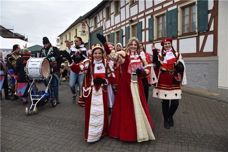 Das Damen Dreigestirn auf den Weg zu ihrem Wagen.