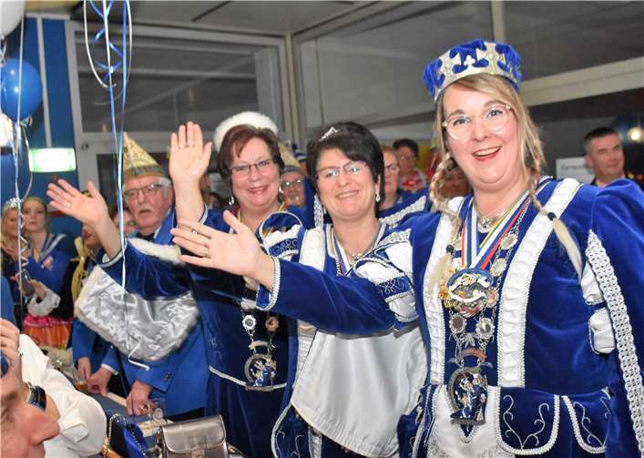 Das Damendreigestirn aus Buschhoven war von dem Programm der Prunksitzung begeistert.