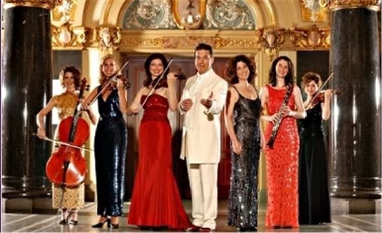 Das Damenensemble Pomp A-Dur zusammen mit Tenor Stefan Lex.privat