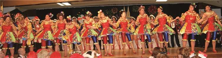 Das Damenkomitee beim Schlusslied: „Mir stonn zesamme !“ .FA