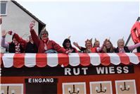 Das Damenkomitee jubelt von ihrem Wagen.