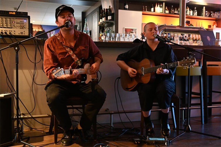 Das Dani Larkin Duo spielte für Folk on the Rhine.