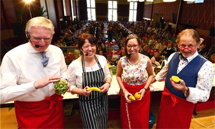 Das Dernauer Culinarium platzte aus allen Nähten - 240 bestens gelaunte Landfrauen, der gut aufgelegte Kabarettist Konrad Beikircher, die gut gelaunte Ahrweinkönigin Michelle Skruth und Andrea Schmickler (Feinkost Schmickler) waren die Zutaten für den zweiten kabarettistischen Brunch der KSK.KSK Ahrweiler