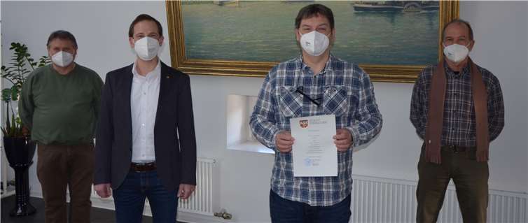 Das Dienstjubiläum wurde im kleinen Kreis gefeiert: Achim Geil Personalratsvorsitzender (v.li.n.re.), Bürgermeister Björn Ingendahl, Jubilar Peter Günther und Bauamtsleiter Gisbert Bachem.Foto: Stadtverwaltung Remagen