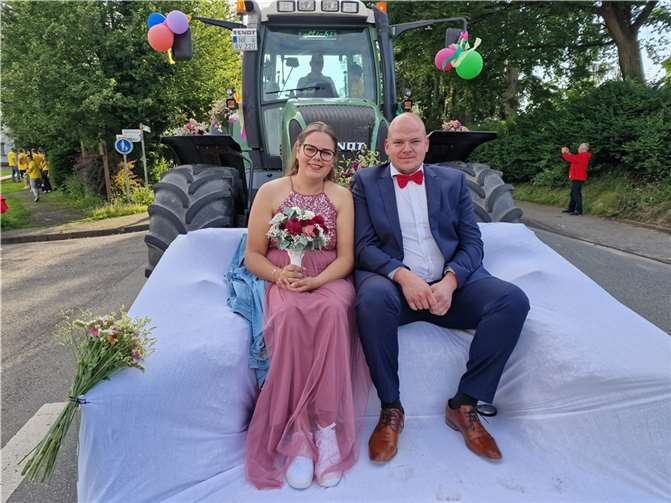 Das Dierdorfer Kirmespaar Luisa Klug und Sebastian Schreiber wurde komfortabel sitzend zum Kirmesplatz am Marktplatz gefahren. Fotos: AWi