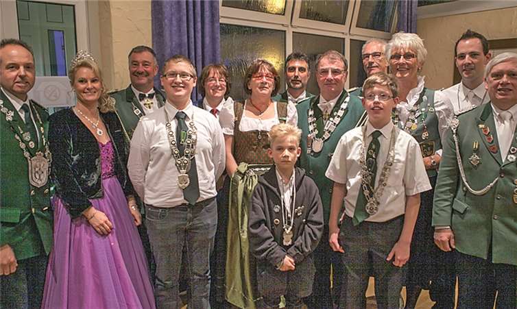 Das Diözesankönigspaar Dirk Vetterling und Karina Noack (l.) gratulierte den neuen Bezirksmajestäten und Vorstandsmitgliedern (v.l.): Bezirksbundesmeister Hans-Peter Metternich, Bezirksprinz Benedigt Wagner, Bezirksbürgerkönigin Carola Scherer, Bezirkskaiserpaar Severin und Luise Schmitz, davor Bezirksbambiniprinz Hendrik Mahlberg, dahinter Bezirksschießmeister Bernd Krahforst, Bezirkschülerprinz Kevin Berndt, Bezirksliesel Kerstin Klier, dahinter der stellv. Bezirksbundesmeister Konny Obladen, Bezirksjungschützenmeister Hendrik Beer und der stellv. Bezirksschießmeister Manfred von Goszinski.VJ