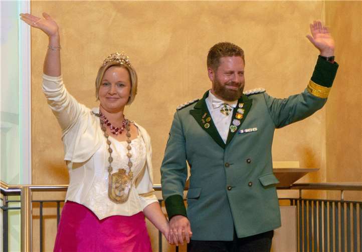 Das Diözesankönigspaar ist bis September auf vielen Terminen im Erzbistum Köln und darüber hinaus unterwegs. Hier beim Empfang in Neuss. Am 3. Mai werden Helga und Christian Klein von ihrer Bruderschaft gefeiert. Foto: Sven Bauschke