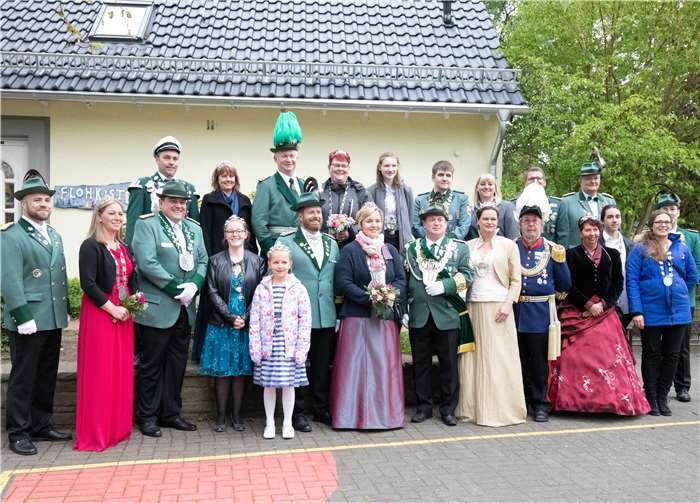 Das Diözesanschützenkönigspaar Helga (Mitte) und Christian Klein (Mitte, links) am Ehrentag im Kreise der Schützen.Fotos: CEW