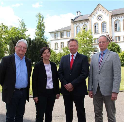 Das Direktorium der Rhein-Mosel-Fachklinik Andernach ist wieder komplett, Kaufmännische und Ärztliche Direktion wurden nachbesetzt (v. l.): Karlheinz Saage (Direktor Heime), Rita Lorse (Pflegedirektorin), Dr. Thorsten Junkermann (Kaufmännischer Direktor) und Dr. Ingo Weisker (Ärztlicher Direktor). Foto: Landeskrankenhaus