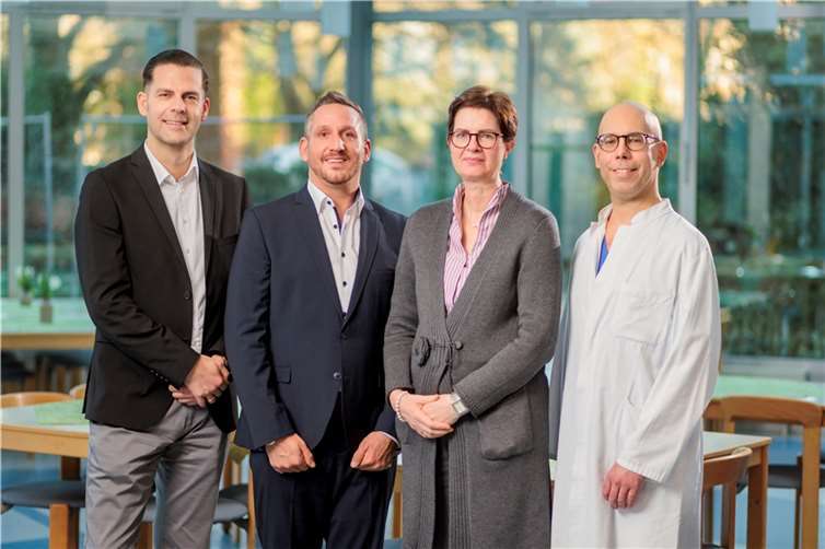 Das Direktorium des Krankenhauses Maria Hilf Bad Neuenahr-Ahrweiler blickt positiv in die Zukunft. Von links: Thorsten Kopp (Kaufmännischer Direktor), Sven Mühlan (Pflegedirektor), Maria Heine (Krankenhausoberin, Dr. Thomas Lepping (Ärztlicher Direktor).  Foto:Marienhaus Klinikum im Kreis Ahrweiler