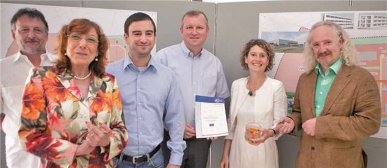 Das Dokument ist zwar recht unscheinbar, hat es aber in sich: Die rheinland-pfälzische Wirtschaftsministerin Eveline Lemke (2.v.re) übergab einen Förderbescheid in Höhe von 7,5 Millionen Euro an den Grafschafter Bürgermeister Achim Juchem (Mitte). Es gratulierten (v.li.): Grünen-Fraktionschef Mathias Heeb, die beiden SPD-Landtagsabgeordneten Petra Elsner und Marcel Hürter sowie der Grünen-Landtagsabgeordnete Wolfgang Schlagwein. JOST