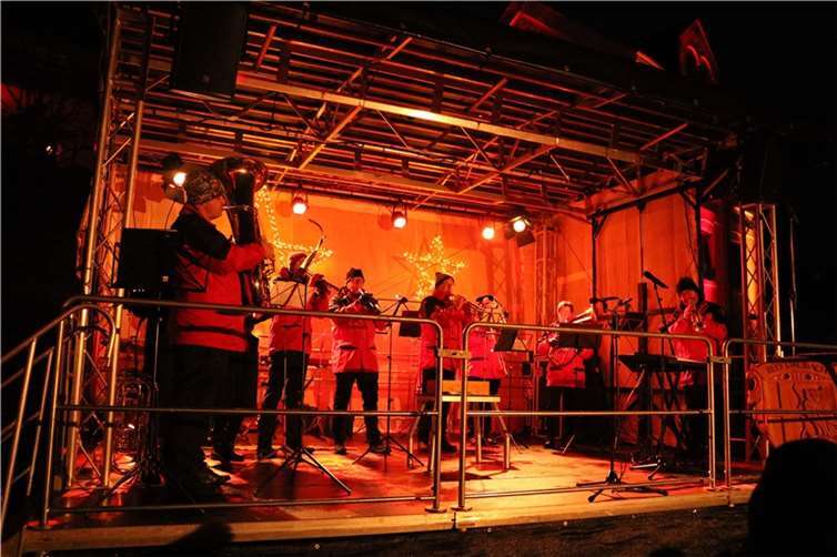 Das Doppelquartett besetzt mit Blechbläsern aus dem Blasorchester eröffnete den musikalischen dritten Advent mit „Herbei, oh ihr Gläubigen und Der Heiland ist geboren“.