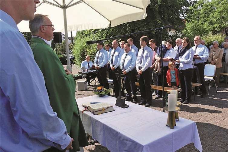 Das Dorf- und Feuerwehrfest begann mit einer Freiluftmesse auf dem Dorfplatz.SES