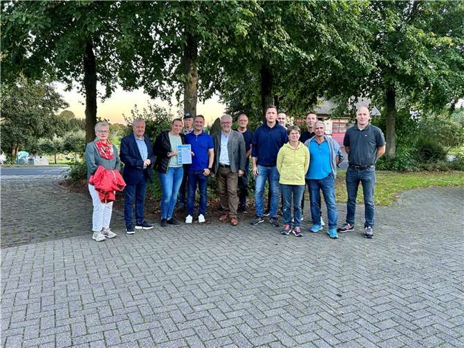 Das Dorferneuerungskonzept von 1991 wurde aktualisiert und nun durch Landrat Manfred Schnur offiziell anerkannt und mit einer Urkunde ausgezeichnet. Foto: Kreisverwaltung Cochem-Zell