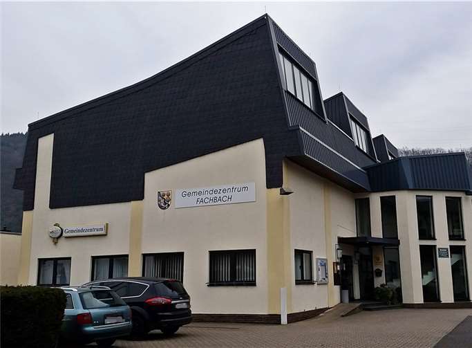 Das Dorfgemeinschaftshaus in Fachbach ist einer dicksten Brocken, die in Fachbach zurzeit zu stemmen sind. Die Heizung läuft nur noch auf der Hälfte der Leistung, die Fenster sind teilweise mit Klebeband abgedichtet.Willi Willig