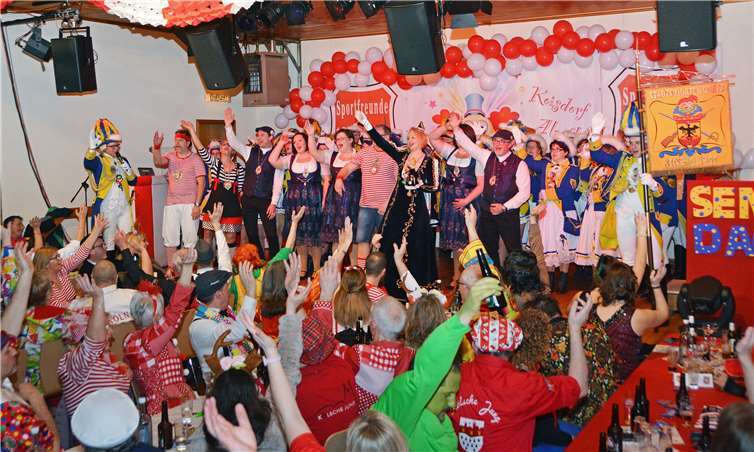 Das Dorfgemeinschaftshaus kochte. Foto: Markus Isenhofer