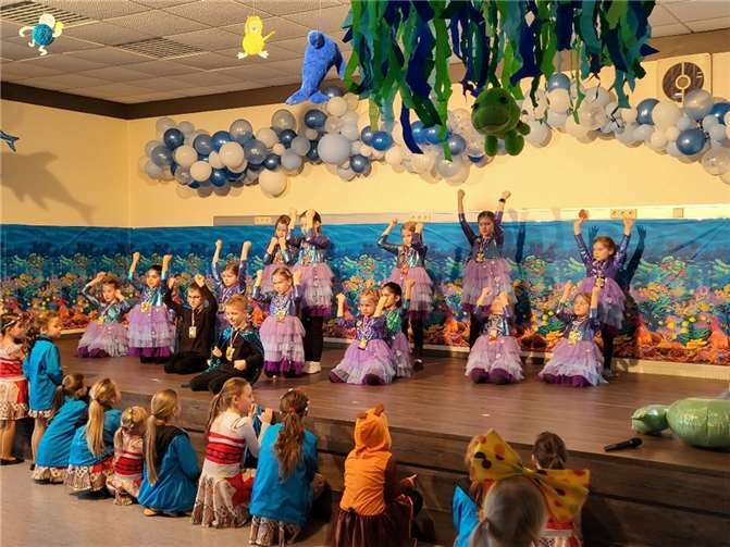Das Dorfgemeinschaftshaus war in eine herrliche Unterwasserwelt verwandelt worden.  Fotos: OG Goddert