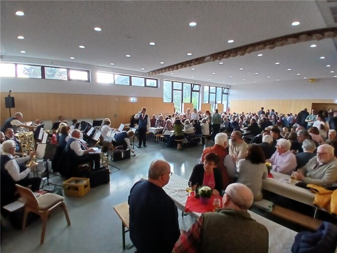 Das Dorfgemeinschaftshaus war prall gefüllt.