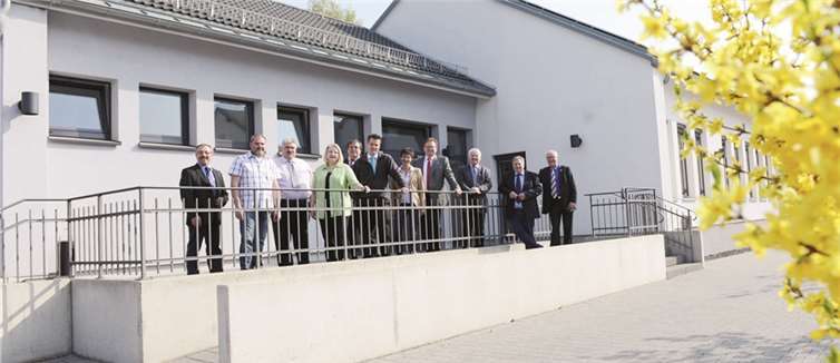 Das Dorfzentrum Kretz, v.l. Rudolf Schneichel, Kruft, Harald Moog, Kretz, Friedhelm Hündgen, Kretz, Hedi Thelen, Plaidt, Klaus Bell, Plaidt, Stefan Bernstädt, Plaidt, Hildegard Görgen, Nickenich, Georg Moesta, Plaidt, Othmar Luxem, Kruft, Friedhelm Uenzen, Kretz, und Detlev Leersch, Nickenich. privat