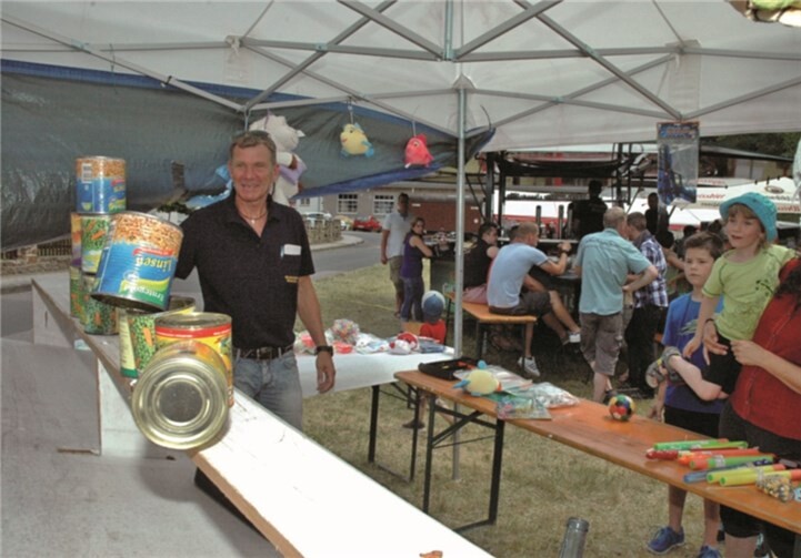 Das Dosenwerfen war ein beliebter Spaß für Groß und Klein.