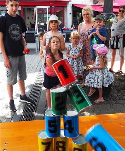 Das Dosenwerfen war eine Gaudi für die Kinder.