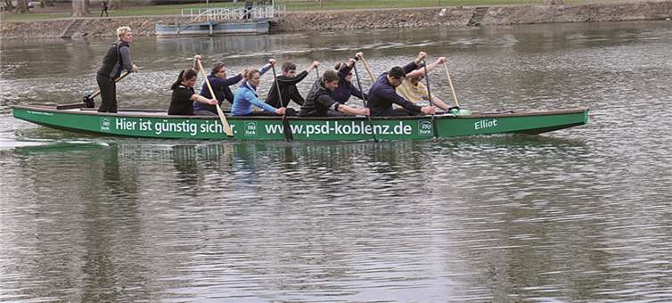 Das Drachenboot-Fun-Team sucht Paddlerinnen und Paddler, die Spaß an einem Wassersport haben. privat