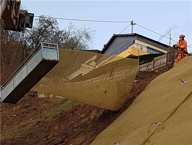 Das Drahtnetz wird zusammen mit der Errosionsschutzmatte aufgebracht.