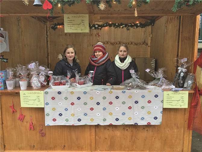 Das Dreeser Kinderdreigestirn verkaufte weihnachtliche Basteleien.