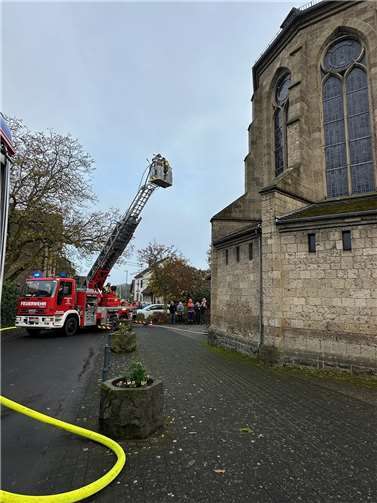 Das Drehleiterfahrzeug der Freiwilligen Feuerwehr Mendig – hier bei der Abschlussübung in Bell im Einsatz – ist in die Jahre gekommen. Über die Neubeschaffung beriet jetzt der Feuerwehrausschuss der Verbandsgemeinde Mendig.  Foto: Stefan Pauly/VG-Verwaltung Mendig
