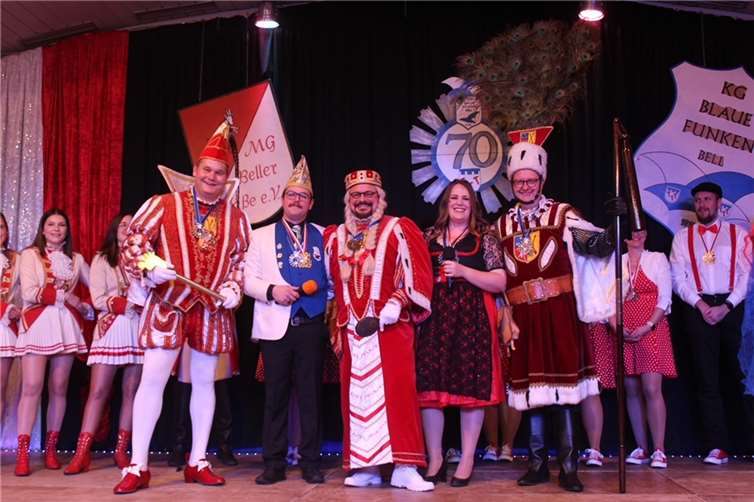 Das Dreigestirn Wehr mit Obermöhn Jana Luxem und Sitzungspräsidenten Sebastian Luxem.