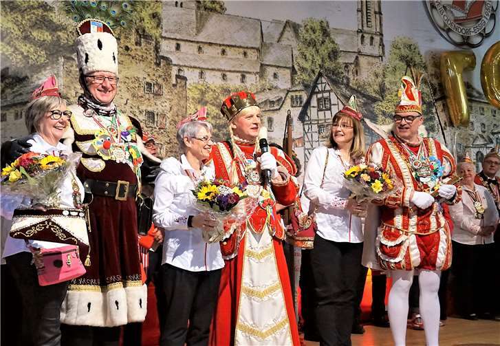 Das Dreigestirn bedankte sich bei den Ehefrauen, die auch Adjutantinnen waren, für ihre Unterstützung.