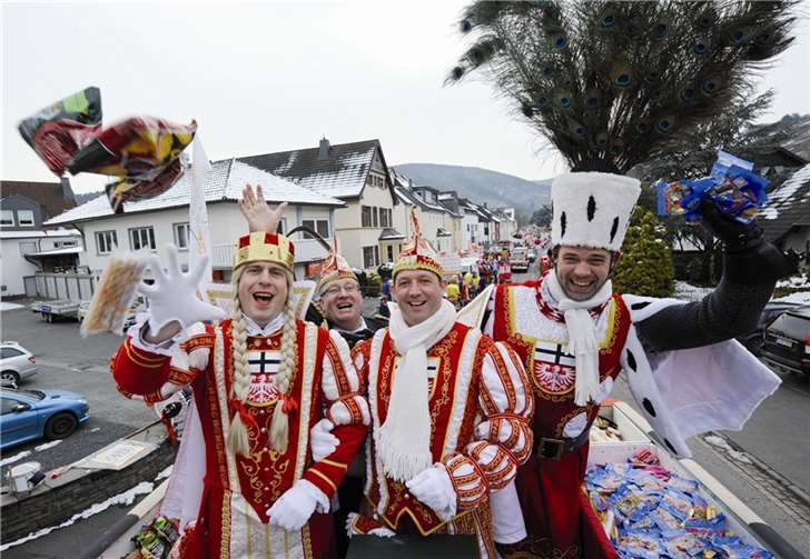 Das Dreigestirn der AKG: Prinz Andi I. (Behrens), Bauer Alex I. (Klein) und Jungfrau Steffi I. (Heinzen) mit Adjutant Jo Platz.