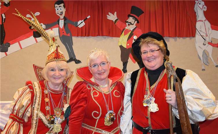 Das Dreigestirn der KG „Mir hale Pool“ Verscheid: Prinz Karin I. aus dem Scheldchesland, auf der Hüh auch als Prinzessin bekannt, Prinzessin Doris II., deren Hobby Line Dance ist, worüber sie trotzdem nie die Möhnen vergisst, und Bauer Iris I. jeck bekannt, hier und im ganzen Scheldchesland. Foto: privat