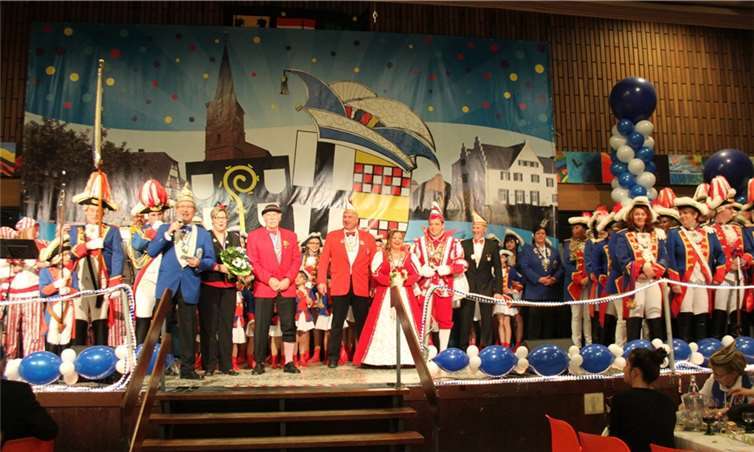 Das Dreigestirn der vergangenen Session wurde noch einmal von den vielen Jecken gefeiert. Weigert