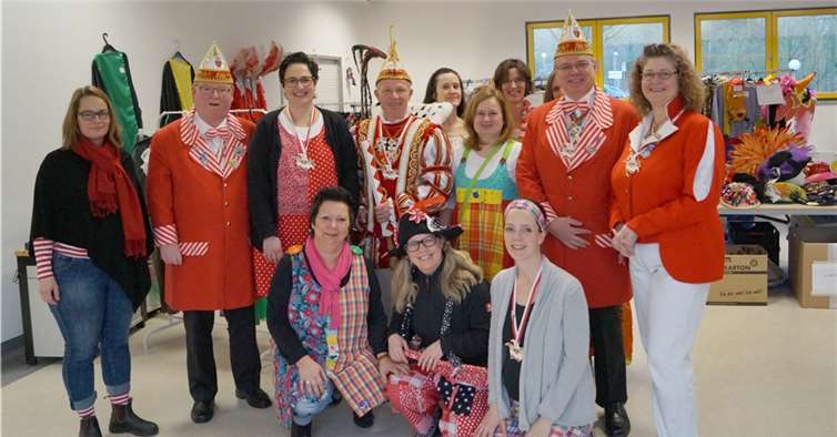 Das Dreigestirn, die Präsidentin der KG Linz und das Basarteam des Fördervereins der kath. Kita St. Marien freuen sich über die positive Resonanz der Besucher. privat