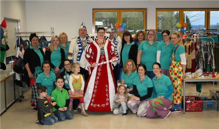 Das Dreigestirn und das Basarteam des Fördervereins der katholischen Kindertagesstätte St. Marien freuten sich auf die Besucher.  privat
